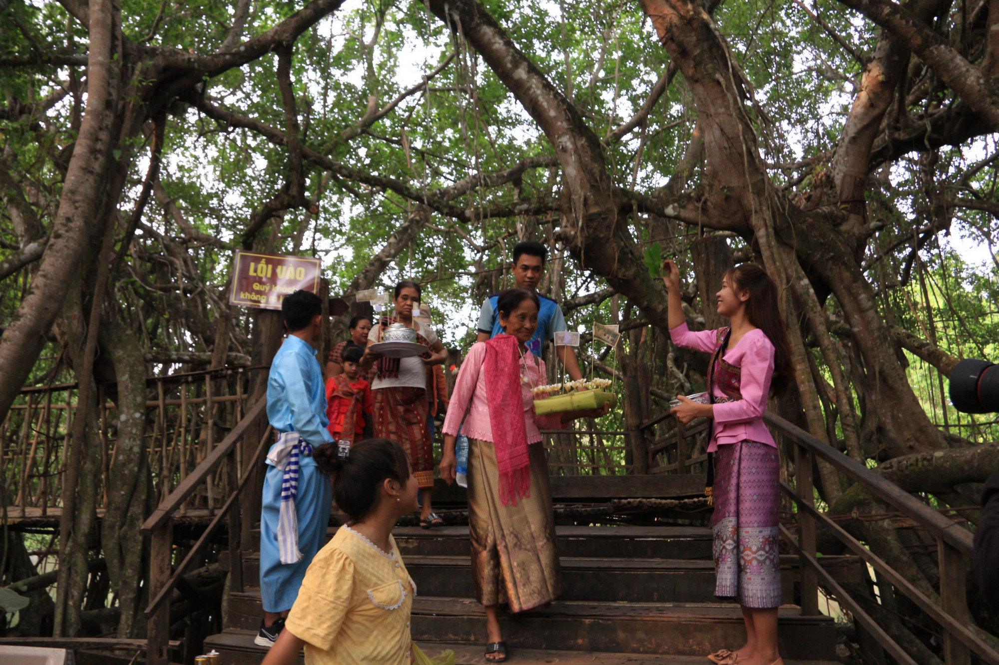 những người Lào đang cư trú trên địa bàn xã Krông Na đã tấp nập đổ về đảo Ây Nô (trên sông Sêrêpốk, thuộc Trung tâm Du lịch cầu treo Buôn Đôn), trong bộ trang phục truyền thống, phấn khởi đón mừng năm mới. 