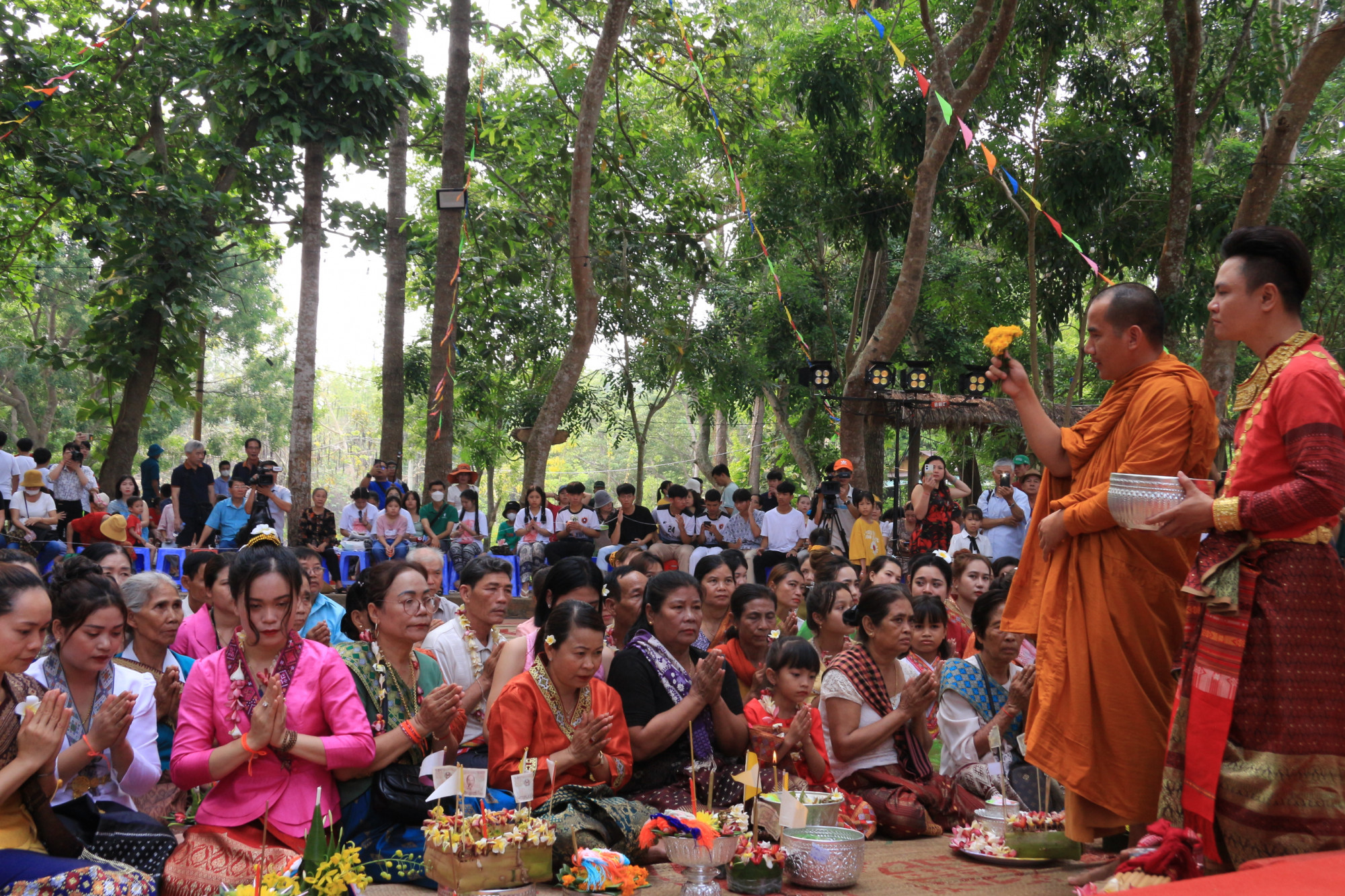 Cứ vào dịp trung tuần tháng 4 dương lịch hằng năm, cộng đồng người Lào sinh sống tại buôn Trí A (xã Krông Na, huyện Buôn Đôn, tỉnh Đắk Lắk) lại tưng bừng vui đón Tết cổ truyền Bunpimay, với những nét văn hóa truyền thống đặc sắc.