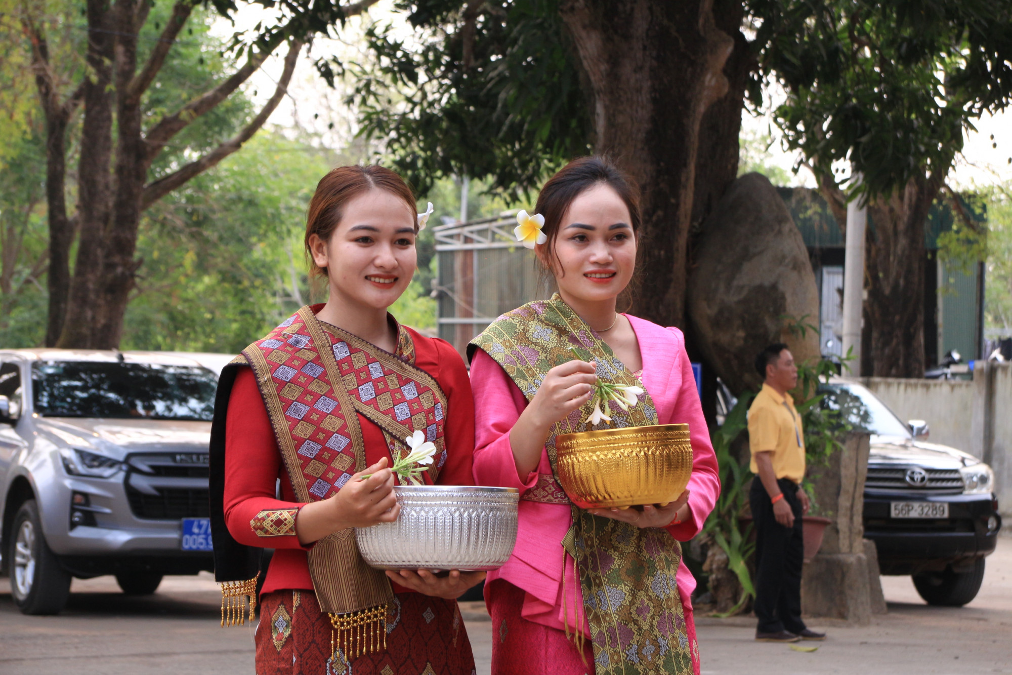 Những cô gái người Lào xin xắn trong trang phục truyền thống.