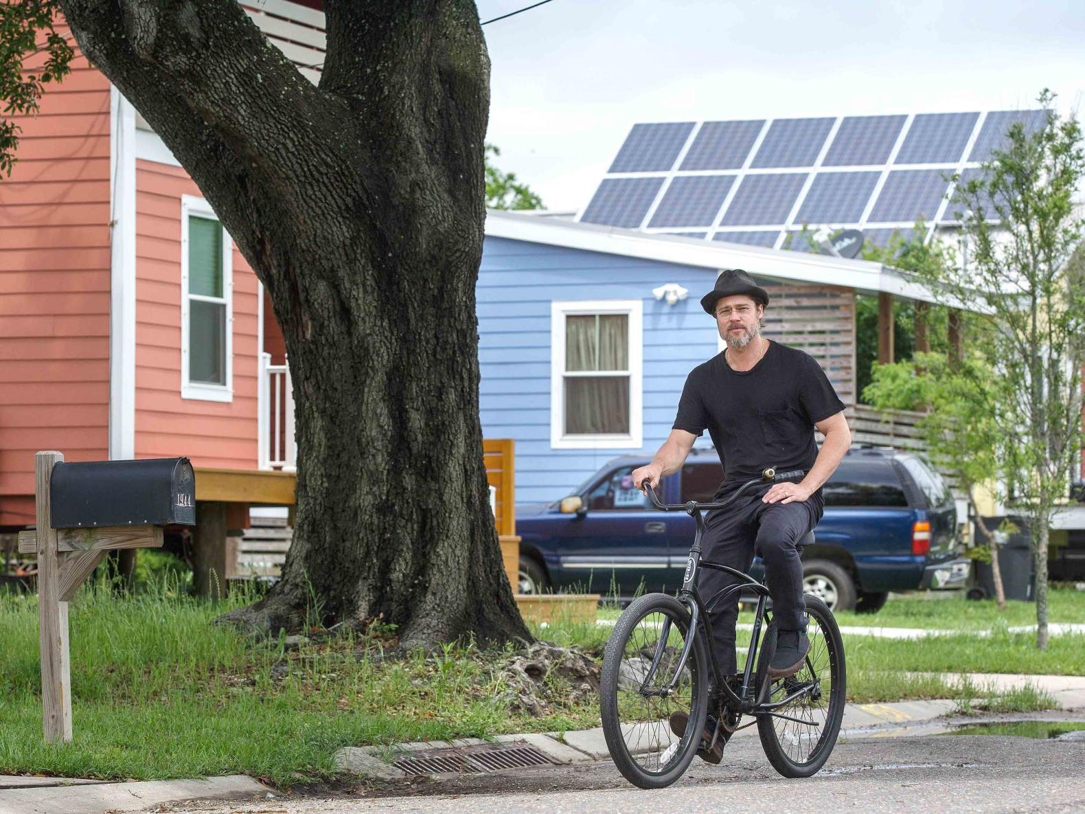Brad Pitt từng đạp xe thăm các ngôi nhà được quỹ Make It Right xây dựng