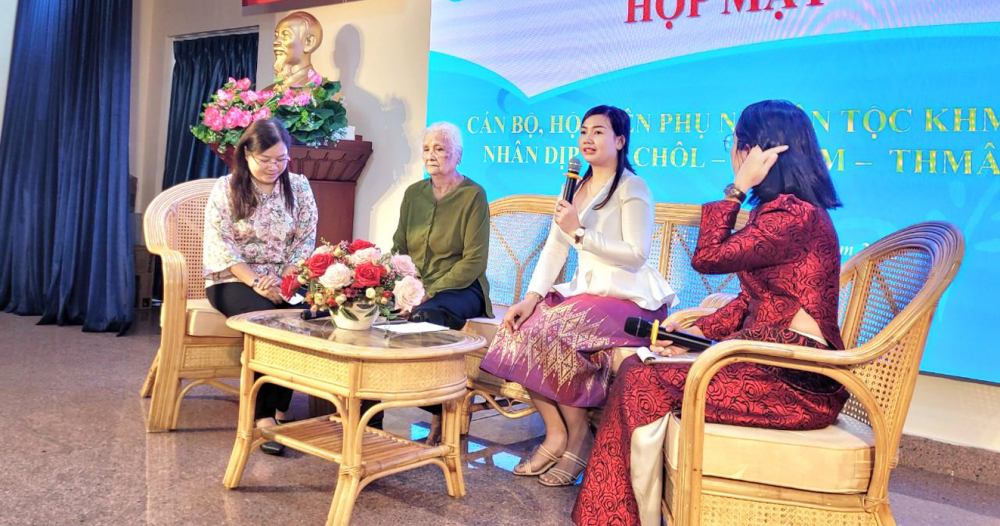 Trịnh Thị Mỹ Lệ (thứ hai từ phải sang) tại buổi họp mặt hội viên phụ nữ Khơ Me nhân dịp tết Chôl Chnăm Thmây