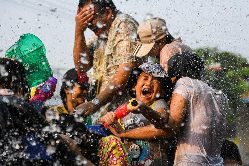 Người dân hào hứng đổ ra đường chào đón lễ hôi Songkran tại Thái Lan.