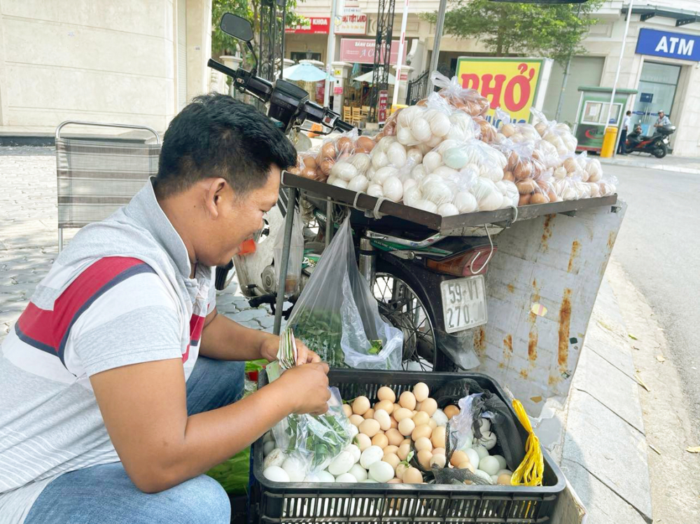 “Trứng gà ta” được rao bán với giá 20.000 đồng/chục  nhưng thực chất là trứng gà Ai Cập nuôi công nghiệp  - ẢNH: N.C.