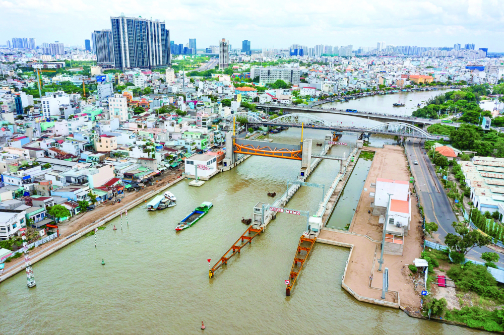 Cống ngăn triều Tân Thuận (quận 7) đã hoàn thành 93% nhưng chưa thể về đích do vướng mắc thủ tục. Dự án chống ngập 10.000 tỉ đồng là một trong những dự án trọng điểm của TPHCM đang vướng mắc cần được tháo gỡ ẢNH: NGUYỄN VĂN