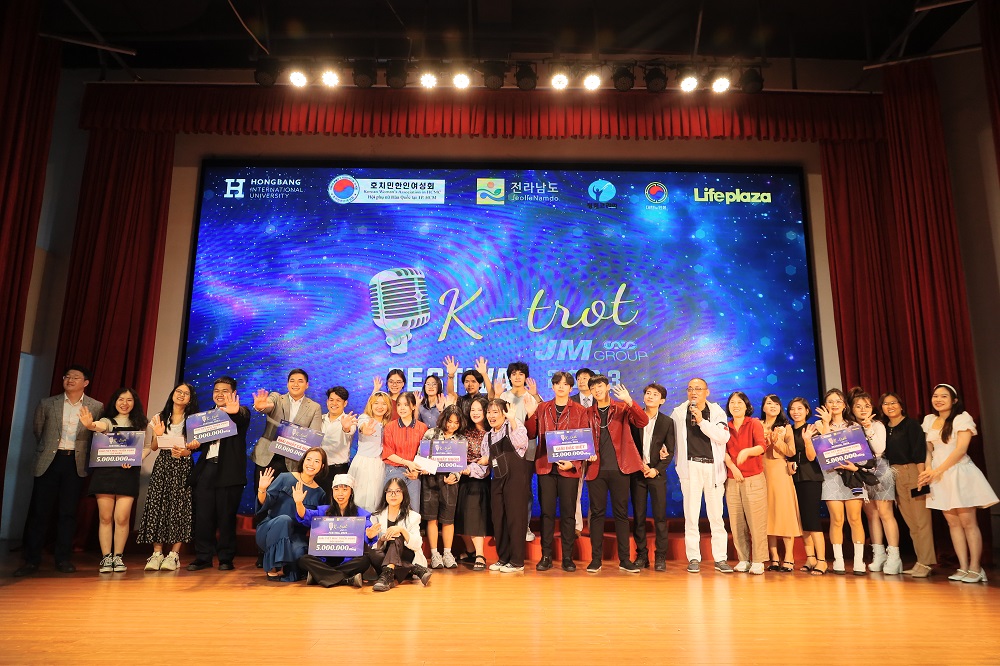 Tập thể các đội thi được trao giải Đại nhạc hội K-Trot 2023 - Ảnh: HIU