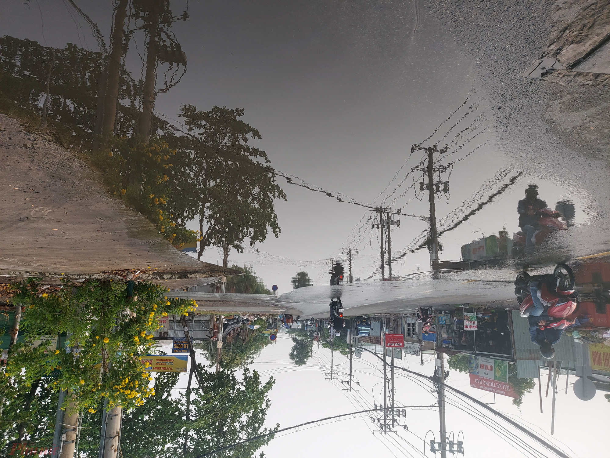 Phía trước con đường dẫn vào một khu dân cư trên đường Hồ Học Lãm vẫn còn ngập nước, trơn trợt khiến các phương tiện lưu thông qua đây dễ bị té ngã.