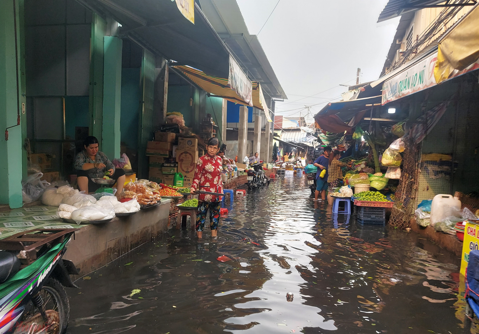 8 giờ sáng, ngày 16/4, chợ khu phố 2, phường An Lạc, quận Bình Tân vẫn đang ngập nước lênh láng. Người dân cho biết, từ sáng sớm giờ nhiều người đã cố gắng tát nước nhưng vẫn còn ngập sâu do trận mưa đêm qua khá lớn.
