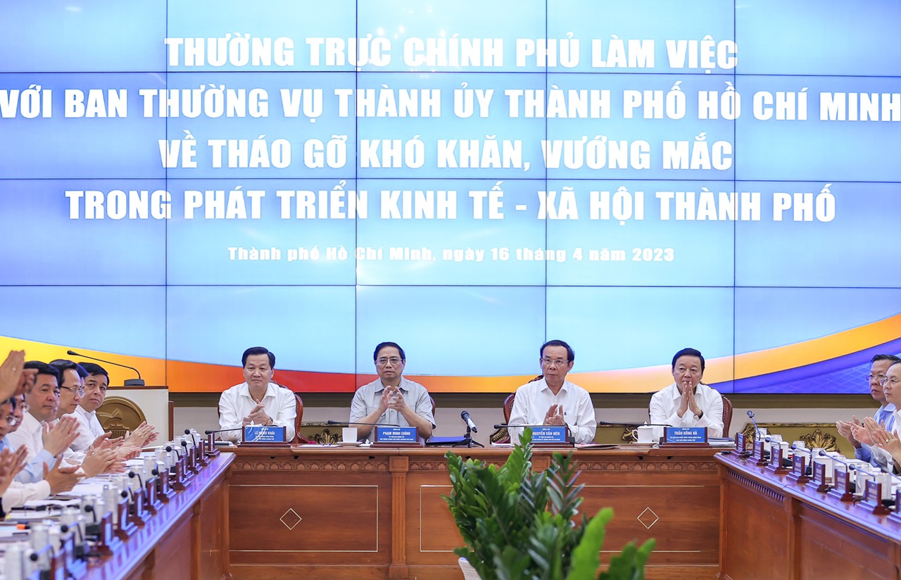 Thủ tướng Phạm Minh Chính, Bí thư Thành ủy TPHCM Nguyễn Văn Nên, Phó Thủ tướng Lê Minh Khái, Phó Thủ tướng Trần Hồng Hà cùng các đại biểu dự cuộc làm việc - Ảnh: VGP.