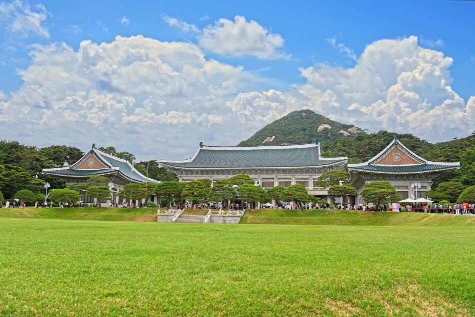 Mới đây, Bộ văn hóa, Thể thao và Du lịch Hàn Quốc cho biết sẽ chuyển đổi Cheong Wa Dae,  từng là văn phòng và dinh thự của tổng thống trong hơn 7 thập niên, thành một điểm du lịch đa dạng. Theo đó, du khách có thể thoải mái tìm hiểu về những giá trị lịch sử, văn hóa và tự nhiên ở xứ kim chi.