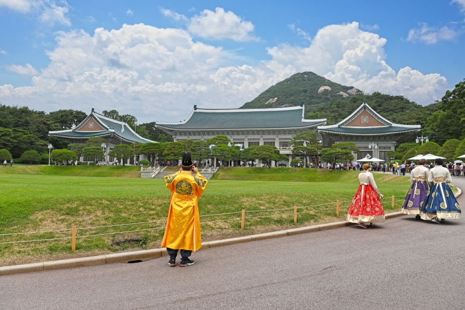 Mọi người có thể bắt đầu chuyến tham quan của mình từ một trong ba cổng vào: cổng chính, cổng Yeongbinmun hoặc cổng Chunchumun.