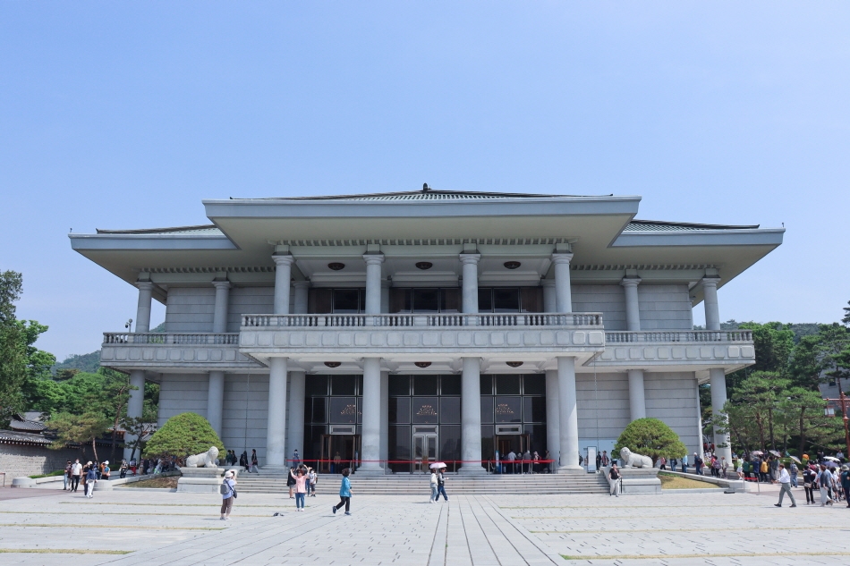 Được xây dựng vào năm 1978, Yeongbingwan là tòa nhà lâu đời nhất trong số các tòa nhà theo phong cách hiện đại ở Cheong Wa Dae. Yeongbingwan được sử dụng để tổ chức các cuộc họp quy mô lớn và các sự kiện ngoại giao.