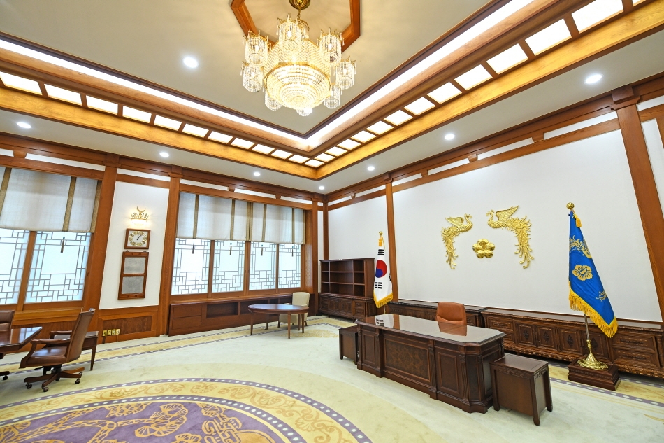 Tòa nhà văn phòng chính gồm trụ sở làm việc chính thức của Tổng thống luôn là điểm thu hút mọi người đến xem nhiều nhất. Tòa nhà có phần mái ấn tượng được làm bằng 150.000 viên gạch màu xanh, đây cũng chính là chi tiết bắt nguồn cho cái tên Cheong Wa Dae (Nhà Xanh) ra đời.