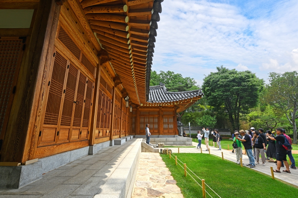 Sangchunjae được xây dựng với mục đích thể hiện vẻ đẹp của kiến ​​trúc truyền thống Hàn Quốc cho các vị khách quốc tế đến thăm Cheong Wa Dae. Tòa nhà được xây dựng bằng những cây thông 200 năm tuổi, có một phòng khách và hai phòng ngủ ondol (hệ thống sưởi ấm độc đáo của Hàn Quốc).
