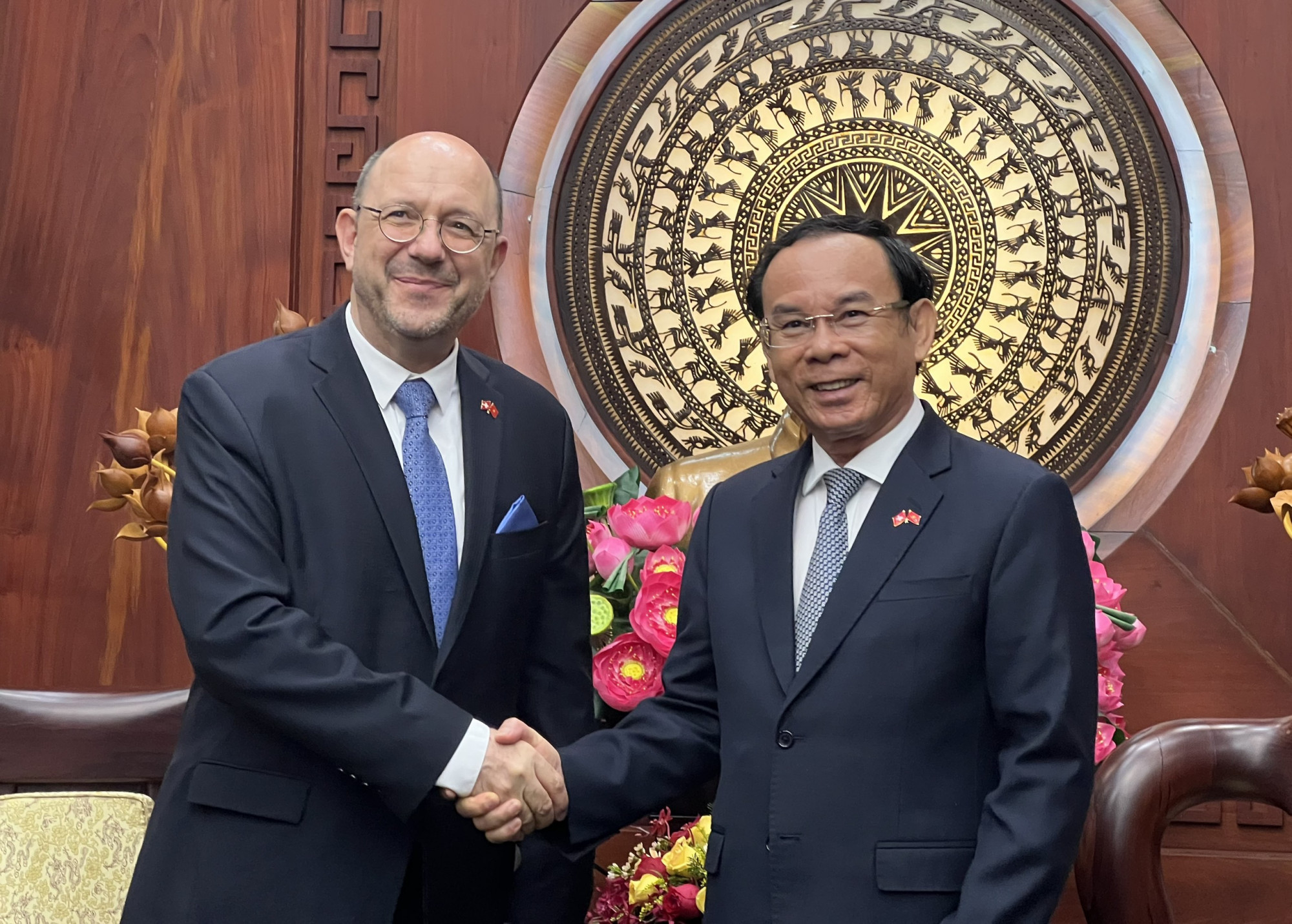 Bí thư Thành ủy Nguyễn Văn Nên tiếp đón Đại sứ đặc mệnh toàn quyền Liên bang Thụy Sĩ tại Việt Nam Thomas Gass