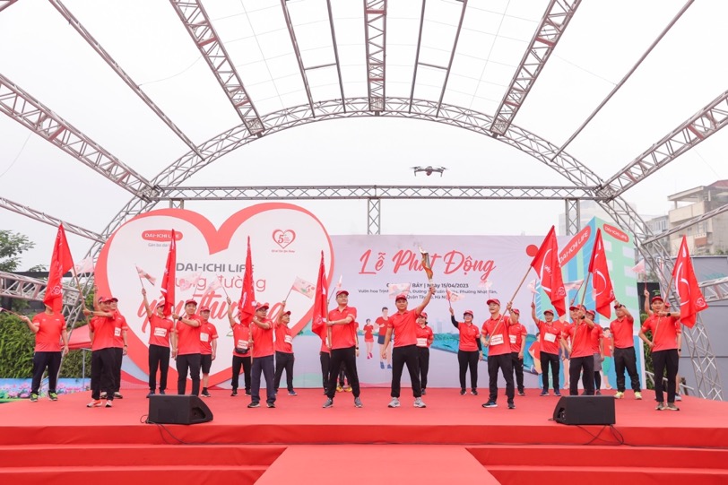 Các thành viên Ban giám đốc cấp cao thực hiện nghi thức rước đuốc và cờ tại lễ phát động chương trình Dai-ichi Life - Cung đường yêu thương 2023 - Ảnh: Dai-ichi Life Việt Nam