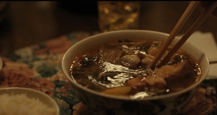Món canh chua xuất hiện trên phim Beef