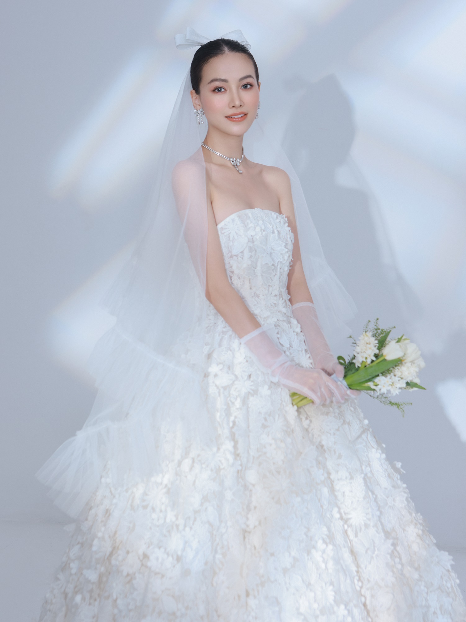 Với nàng thơ Phương Khánh, NTK Nguyễn Minh Công đã thành công truyền tải hình ảnh cô gái hạnh phúc, ngây thơ và đầy xinh đẹp trong chiếc váy cưới nhân ngày trọng đại