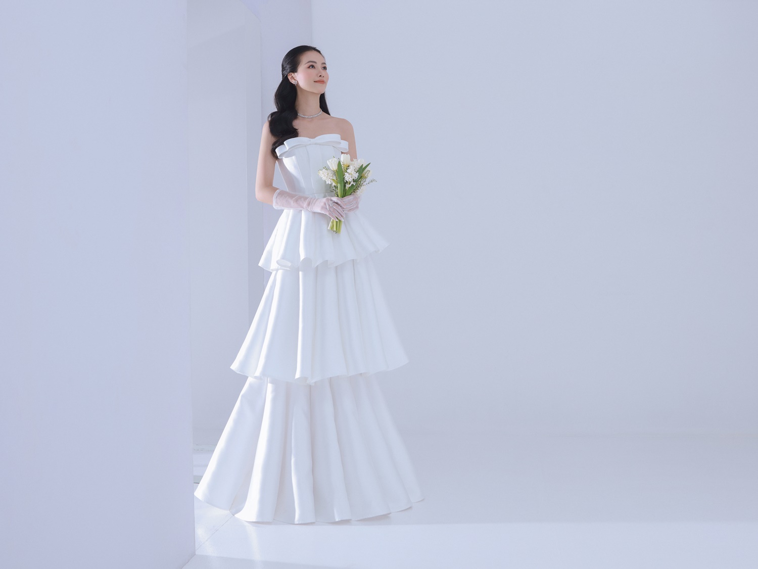 Hoa hậu Trái đất 2018 Phương Khánh khoe loạt ảnh diện váy cưới, cầm hoa với vẻ ngoài rạng rỡ, hạnh phúc. Đây là sự kết hợp mới mẻ giữa nàng hậu và NTK Nguyễn Minh Công trong bộ sưu tập dành cho mùa cưới 2023. 