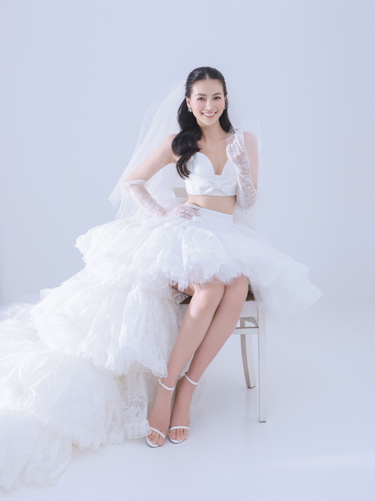 Những mẫu váy cưới được cách điệu với dáng áo croptop kết hợp cùng chân váy xòe lạ mắt giúp Phương Khánh trở nên gợi cảm xen lẫn nét cá tính.
