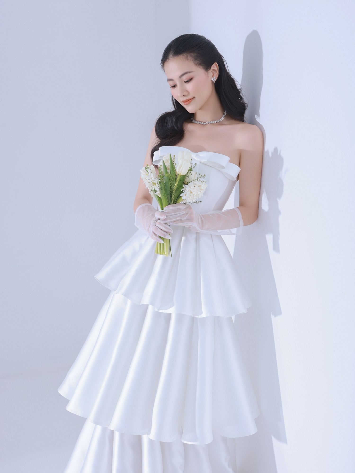 Với màu sắc chủ đạo là sắc trắng tinh khôi, thuần khiết, những chiếc đầm cưới của Nguyễn Minh Công mang đến nét đẹp thanh lịch, sang trọng nhưng không quên tôn lên sự thanh thoát, trong trẻo cho cô dâu. 