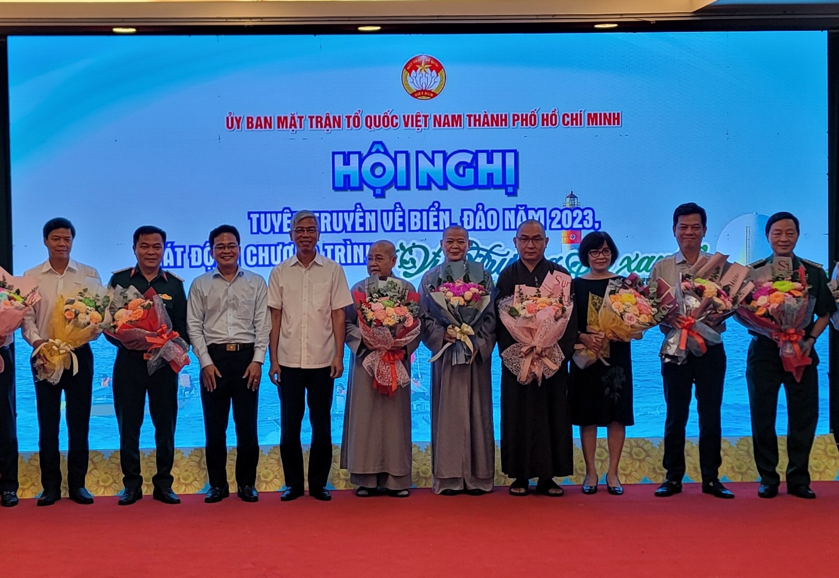 Đại diện các đơn vị hưởng ứng lời phát động của Ủy ban Mặt trận Tổ quốc Việt Nam TPHCM đăng ký ủng hộ Chương trình “Vì Trường Sa xanh” năm 2023. Ảnh: Quốc Ngọc