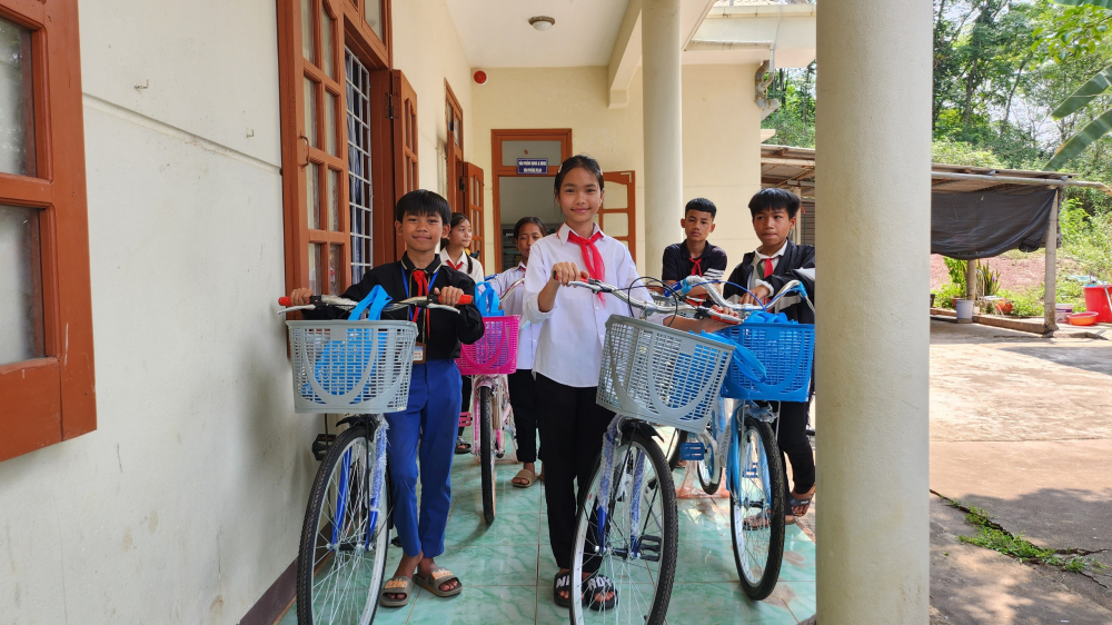 Với chiếc xe đạp hội tặng, từ nay đường đến trường của các em sẽ bớt vất vả. 
