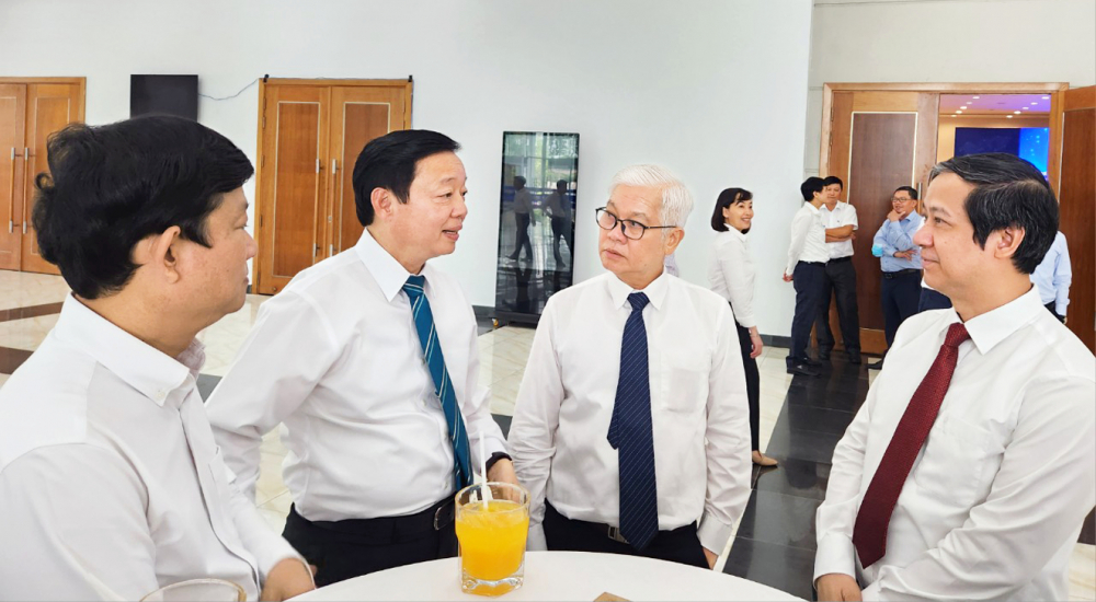 Phó thủ tướng Trần Hồng Hà (thứ hai từ bên trái), Bộ trưởng Bộ GD-ĐT Nguyễn Kim Sơn (bìa phải) cùng các đại biểu trao đổi bên lề hội nghị - ẢNH: P.T.