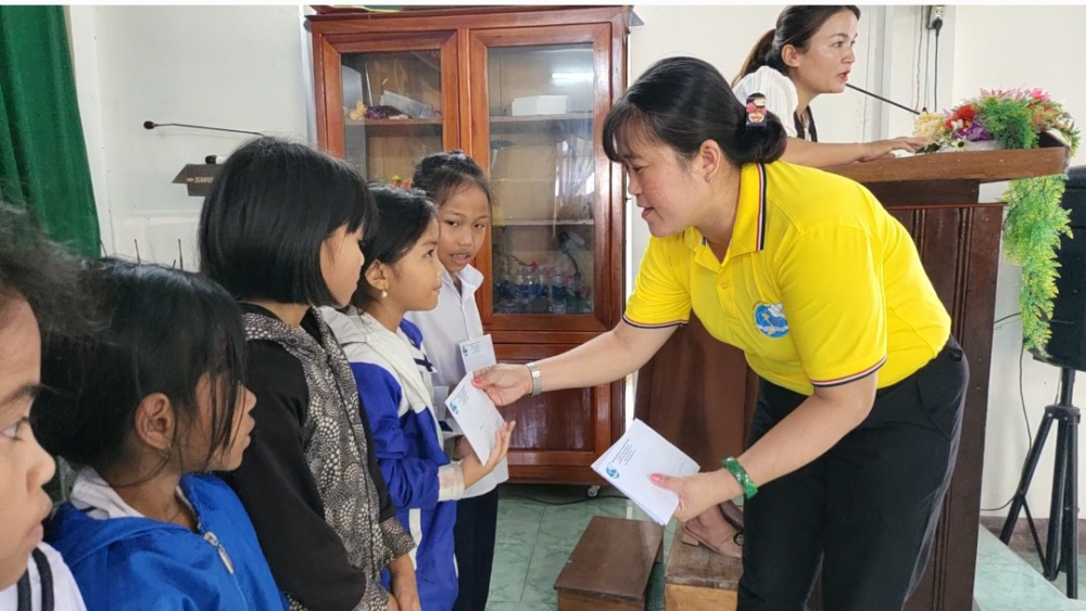 Bà Đỗ Thị Yến - Phó chủ tịch thường trực Hội LHPN TP Thủ Đức - trao học bổng cho các em. 