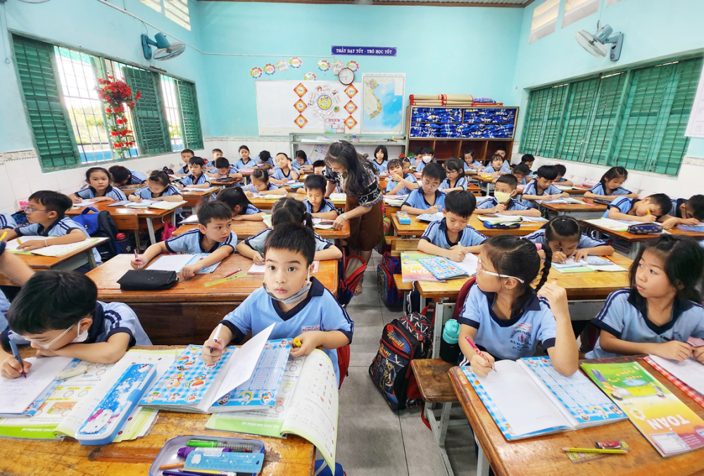 Một lớp học ở Trường tiểu học Hà Huy Giáp (quận 12, TPHCM) có sĩ số 58 học sinh,  cao hơn nhiều so với sĩ số chuẩn 35 học sinh - ẢNH: P.T.