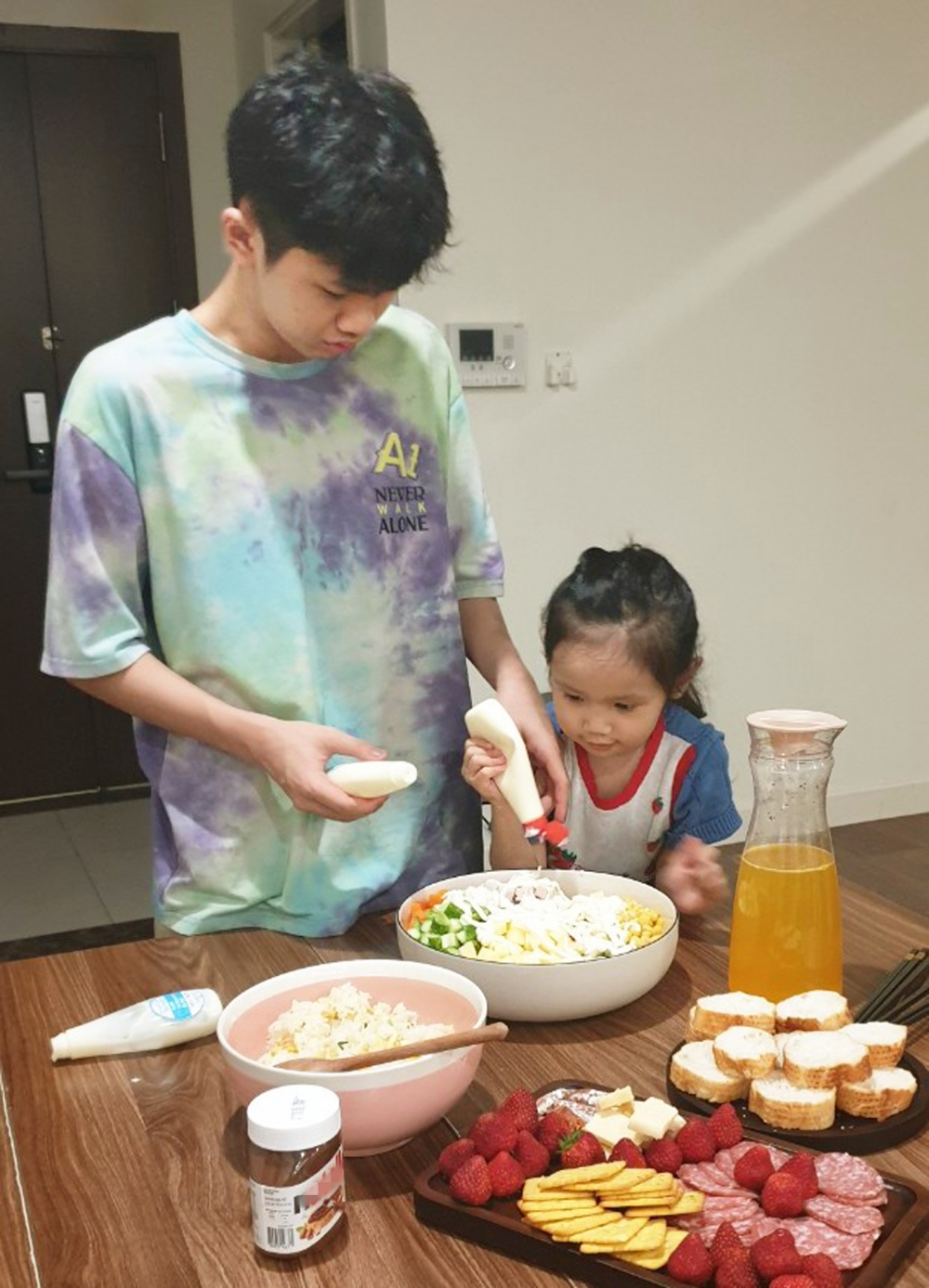 Cậu con trai 12 tuổi của chị Linh rất giỏi chăm em và nấu ăn
