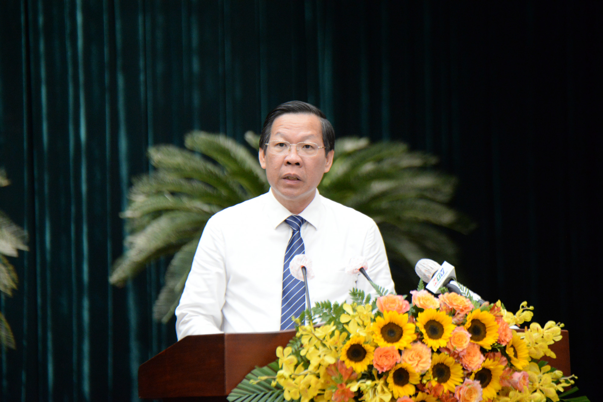 Chủ tịch UBND TPHCM Phan Văn Mãi trình bày tờ trình tại kỳ họp sáng 18/4