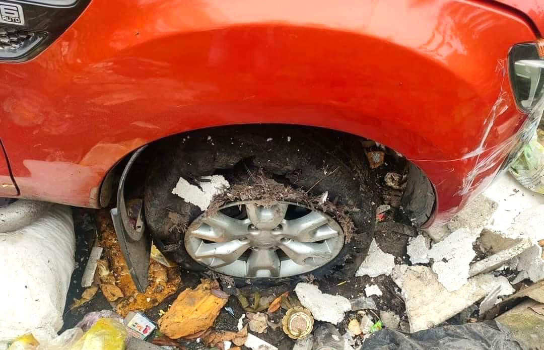 Chiếc xe bị nổ lốp, gương, đèn hậu bị hư hỏng - Ảnh: Khánh Trung
