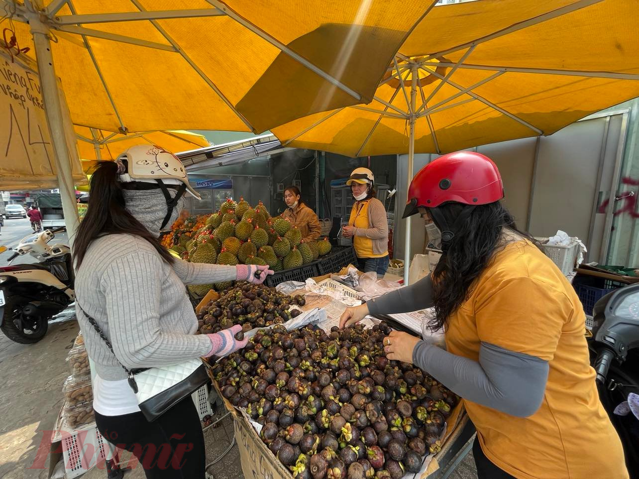 Nhiều người mua sầu riêng, măng cụt Thái Lan - Ảnh: Nguyễn Cẩm