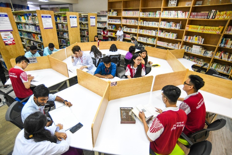 Sinh viên HIU học tập tại thư viện của trường - HIU