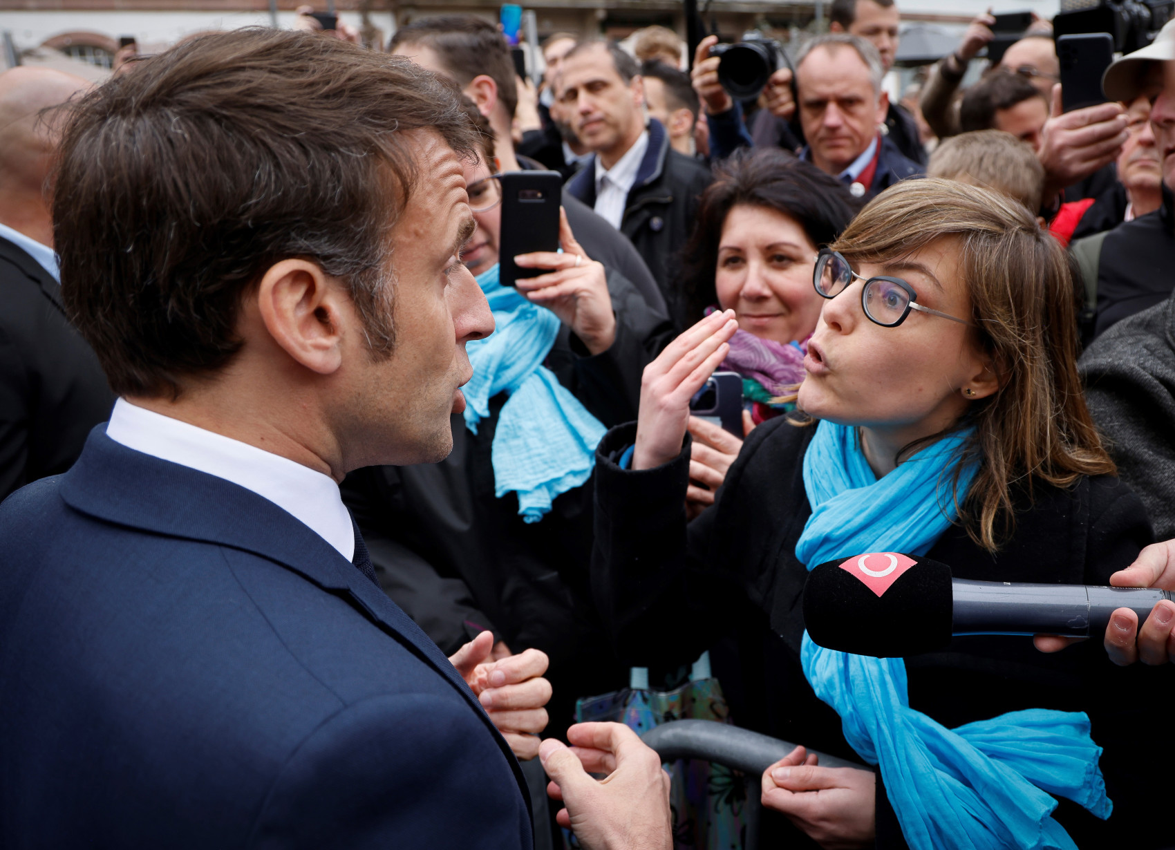 Tổng thống Emmanuel Macron tranh luận với một người phản đối cải cách lương hưu, tại Selestat, miền đông nước Pháp.
