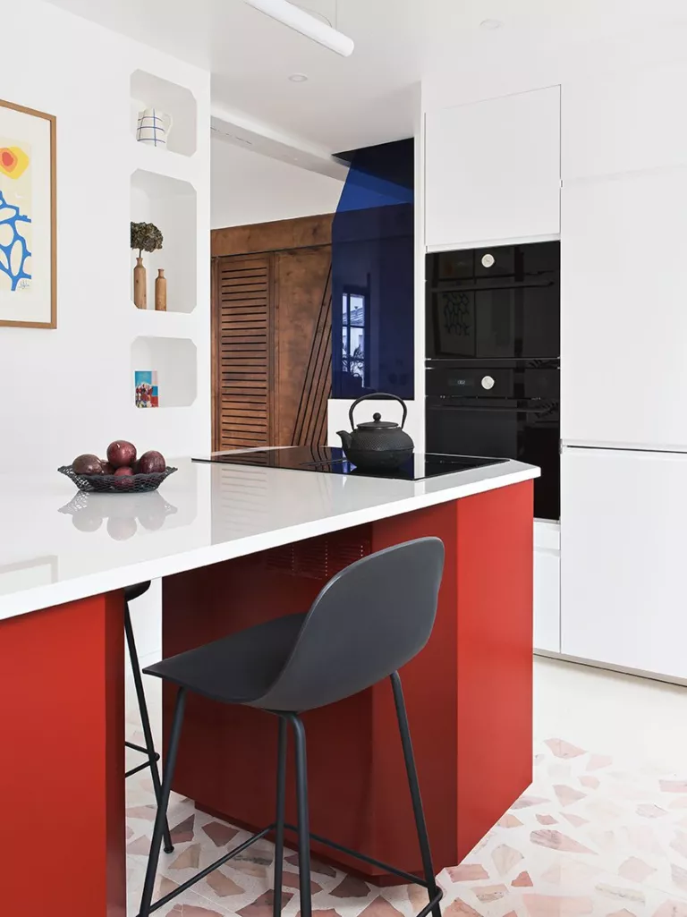 Một đảo bếp màu đỏ có thể hoạt động trong một nhà bếp toàn màu trắng, giống như ví dụ này từ Space Factory, cho phép không gian đảo thực sự nổi bật. Ở đây, các bức tường và mặt bàn có màu trắng sáng, trong khi chính hòn đảo là phần nổi bật. 