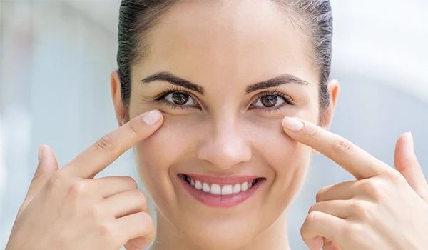 Luôn nhẹ nhàng Bạn phải thật cẩn trọng và nhẹ nhàng khi chăm sóc cho vùng da quanh mắt, vì da mắt mỏng hơn 6-10 lần so với các vị trí khác của khuôn mặt. Tránh chà xát, cọ xát và kéo mạnh vùng da xung quanh mắt, vì nó có thể có ảnh hưởng tiêu cực đến cấu trúc của làn da.