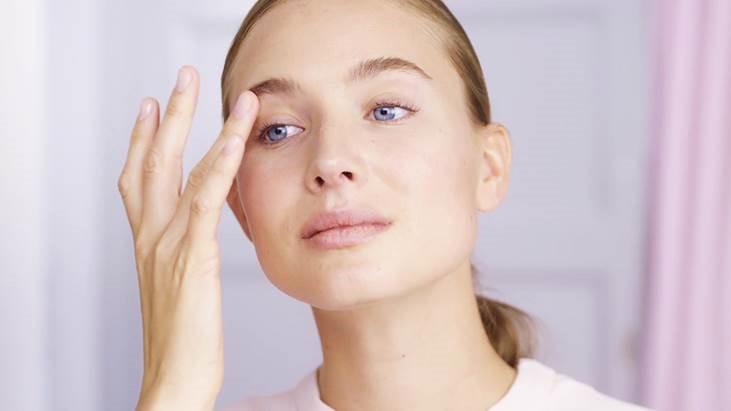 Lấy một lượng nhỏ kem dưỡng vừa đủ cho cả hai mắt. Sau đó, sử dụng ngón tay áp út (ngón có ít cơ hơn có nghĩa là ít áp lực hơn) và bắt đầu từ khóe mắt và sau đó chấm nhẹ nhàng theo xương hốc mắt. Nhớ tránh thoa kem quá gần mắt vì sản phẩm sẽ di chuyển khi nó ấm lên cùng với nhiệt độ cơ thể, khiến sản phẩm dính vào mắt hoặc gây kích ứng lòng trắng trong mắt.