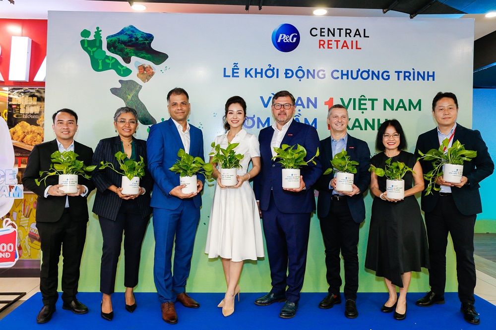 P&G Việt Nam và Central Retail Việt Nam khởi động chương trình “Vì bạn ươm mầm một Việt Nam xanh - Forests For Good” - Ảnh: P&G Việt Nam