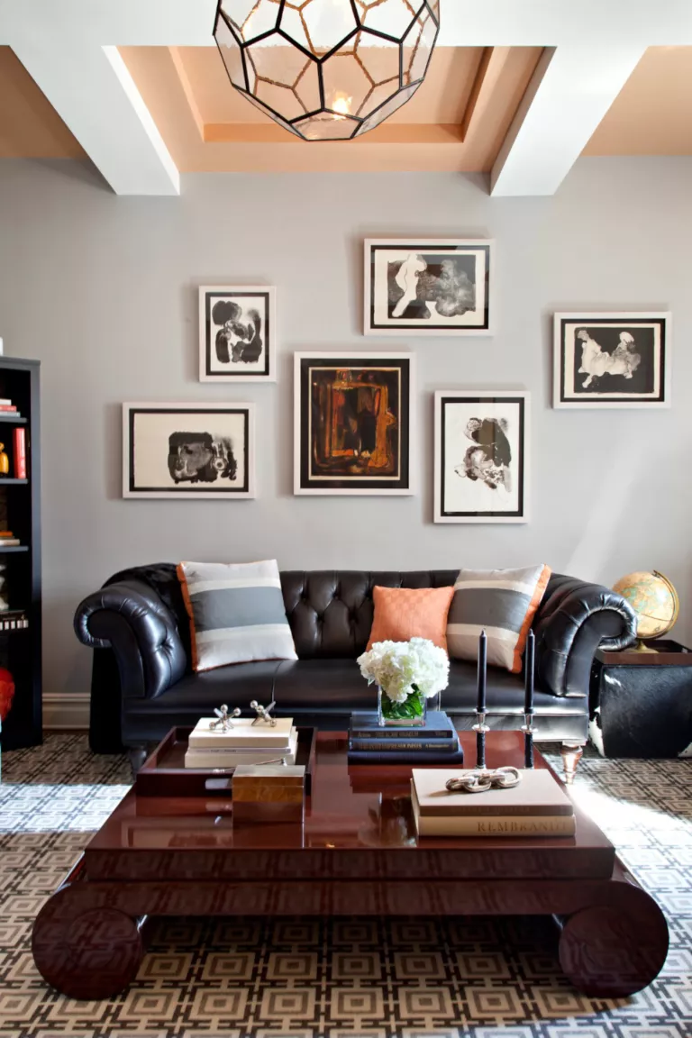 . SẮP XẾP THEO MÀU SẮC Phòng khách với những bức tường màu xám, ghế sofa da màu đen, bàn cà phê màu nâu bóng và bức tường phòng trưng bày  (Tín dụng hình ảnh: Joshua Smith Inc) Phối hợp nghệ thuật treo tường của bạn bằng cách quyết định bảng màu là một trong những cách dễ nhất để bắt đầu kế hoạch của bạn. Một bảng màu là một nơi tốt để bắt đầu, nhà thiết kế nội thất Toronto Gillian Gillies nói(mở trong tab mới). 'Ví dụ, một khách hàng trước đây có một số món đồ có giá trị tình cảm ở các phòng khác nhau trong ngôi nhà cũ của cô ấy. Chúng tôi đã cùng nhau tưởng tượng lại chúng và tất cả đều trông thật tuyệt vời. Một số có màu hồng cá hồi tuyệt đẹp và vì vậy tất cả đều hoạt động tốt ngay cả khi nội dung và kích cỡ khá đa dạng.'  'Tối thiểu tác phẩm nghệ thuật trong phòng nên nói lên một trong những màu sắc trong phòng', Sarah Kruse đồng ý(mở trong tab mới)của thiết kế câu chuyện. 'Ngay cả khi nó chỉ là một mảng màu nổi bật từ những điểm nhấn nhỏ – một chiếc gối, gối hoặc một tác phẩm điêu khắc – thì cũng cần có một số mối liên hệ với nghệ thuật và không gian mà nó tồn tại.'  Nhà thiết kế Rebecca Robertson ở New York cho biết, ngay cả trong một phòng khách đầy màu sắc , một bảng màu hạn chế cho tác phẩm nghệ thuật của bạn có thể giúp các tác phẩm liên kết trực quan với nhau.(mở trong tab mới). Một trong những mục yêu thích của chúng tôi là cái mà chúng tôi gọi là bảng màu màu trung tính, cô ấy nói thêm. 'Nó có lớp nền đậm là kem, rám nắng và nâu, nhưng cũng bao gồm quế và xanh quân đội.'