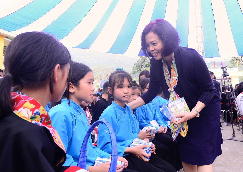 Đại diện Vinamilk trao sữa cho các em học sinh Trường tiểu học Húc Động và Trường mầm non Vô Ngại - Ảnh: Vinamilk