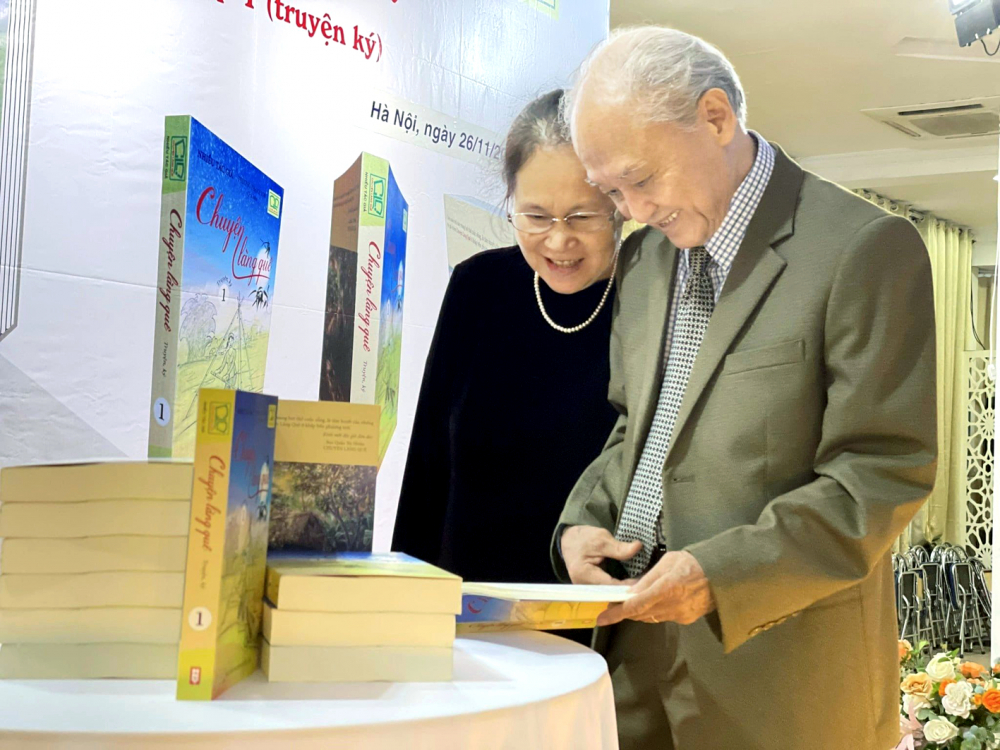 Vợ chồng tiến sĩ Phạm Việt Long trong một buổi lễ ra mắt sách