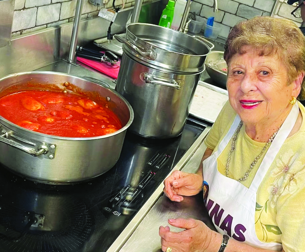 Nonna Maria Gialanella (88 tuổi) chuẩn bị món xốt kiểu Ý 