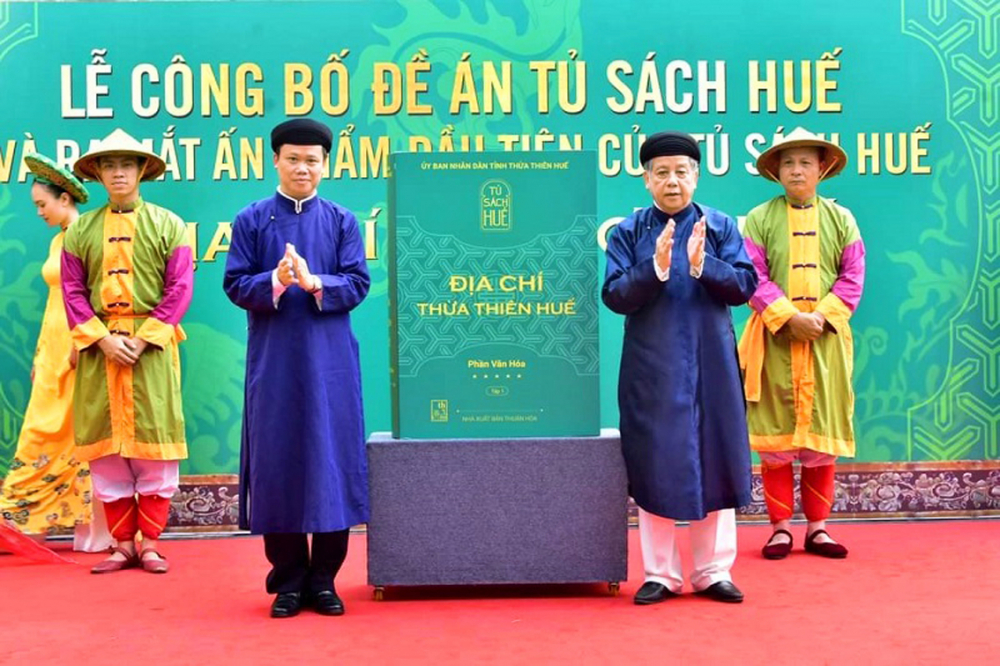 Ông Phan Ngọc Thọ (bên phải) tại lễ công bố đề án Tủ sách Huế ngày 17/3/2021