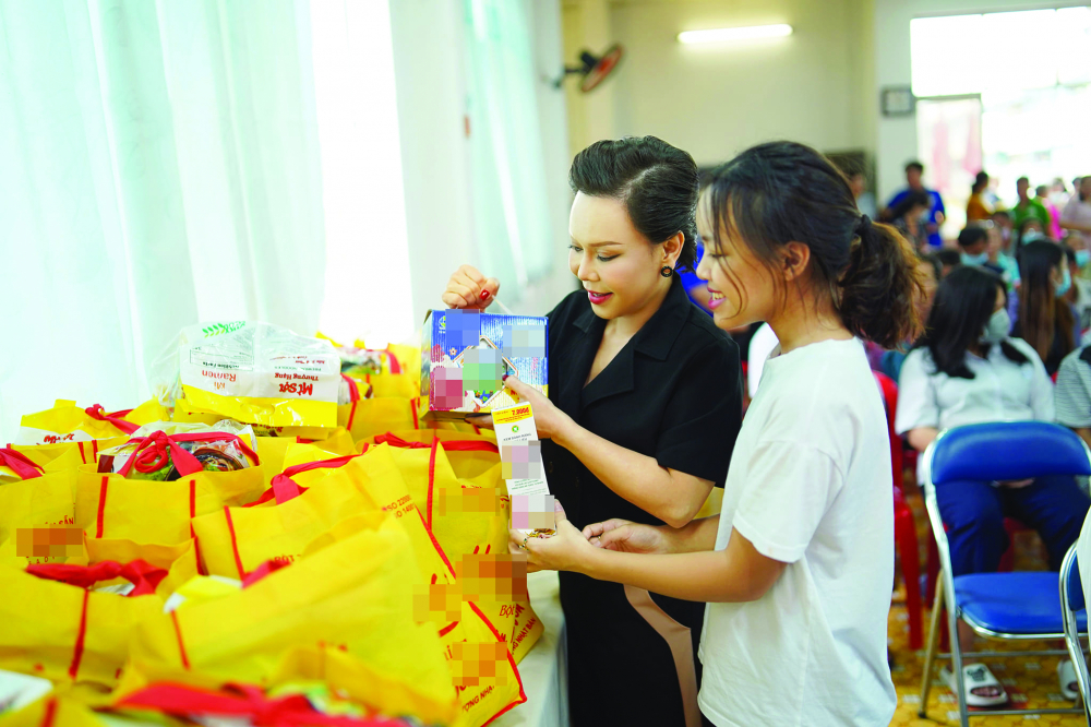 Gia đình nghệ sĩ Việt Hương tặng quà tết cho bà con nghèo trong dịp tết 2023