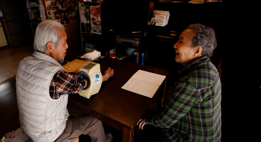 Ông Nomura, đang được vợ ông (80 tuổi) kiểm tra huyết áp thường xuyên tại nhà. Nếu có thể, tất nhiên tôi muốn tiếp tục thi đấu cho đến khi 100 tuổi - ông nói.