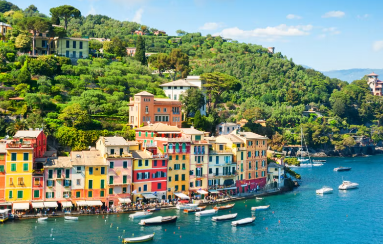 Portofino, nằm ở phía nam Genoa của Ý, có dân số chỉ hơn 500 người