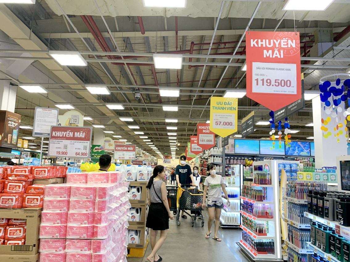 Sức mua ở các chợ, siêu thị… đều đang giảm thấp. Các chuyên gia nhận định cần nhiều biện pháp kích cầu đồng bộ mới có thể tạo được hiệu quả (ảnh chụp tại siêu thị Emart Phan Văn Trị, quận Gò Vấp, TPHCM) - ẢNH: N.CẨM