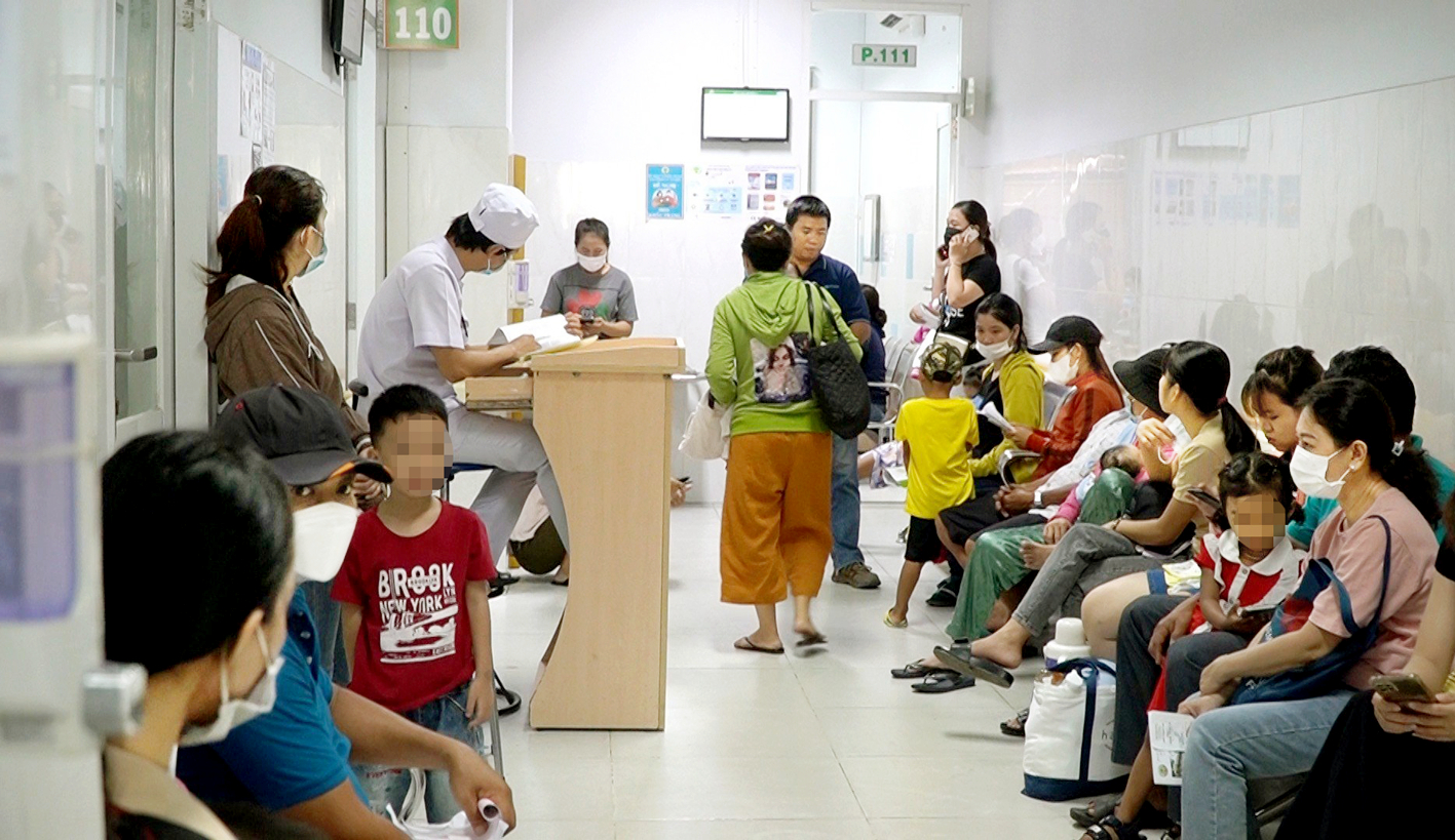 Các bé đang chờ khám tại Khoa Khám bệnh Bệnh viện Nhi Đồng 2 TPHCM 