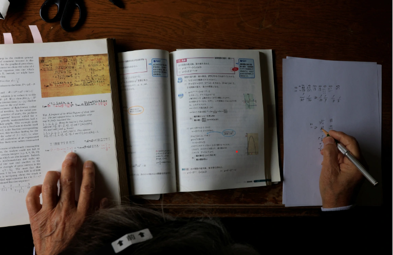 Riêng ông Shiozawa giải các bài toán cổ đại bằng các con số Ai Cập để giữ cho đầu óc minh mẫn tại văn phòng của ông ở Tokyo. Nếu tôi không chơi bóng đá, tôi đã chết rồi, anh nói. [Kim Kyung-Hoon/Reuters]